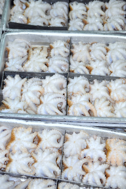 Сырье осьминога готово к заморозке в лотке на фабрике морепродуктов во Вьетнаме
 - Фото, изображение