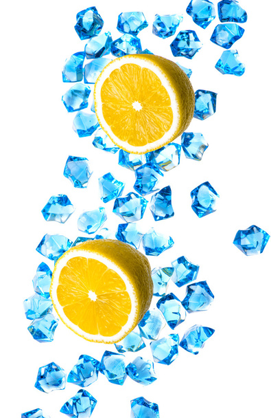 Lemon halves and ice cubes - 写真・画像