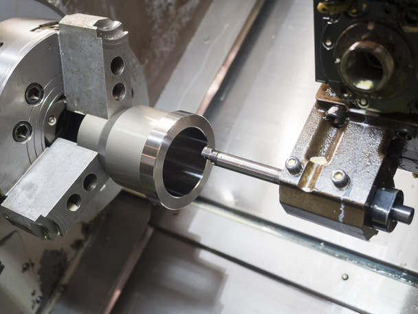 processo de usinagem de trabalho de metal industrial por ferramenta de corte no CNC l
 - Foto, Imagem