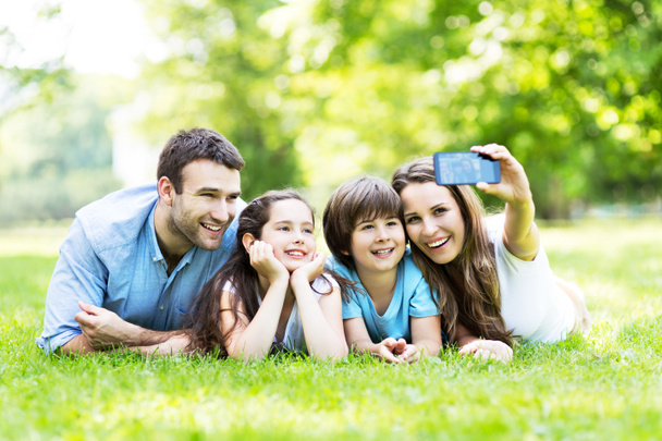 Joyeux jeune famille faisant selfie
 - Photo, image