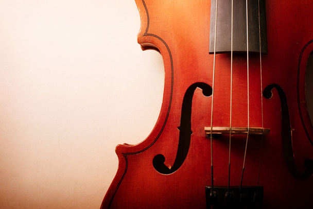 Close Up da cintura de violino de madeira
 - Foto, Imagem