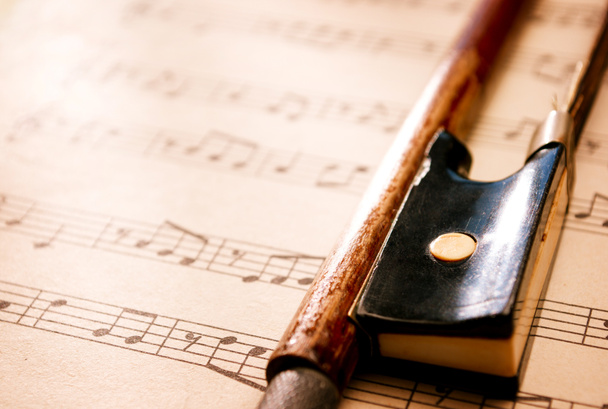 Скрипичный Боу Рестинг на нотную композицию
 - Фото, изображение