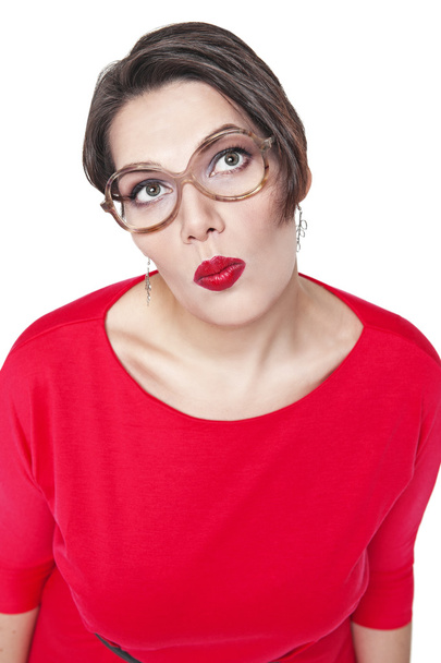Femme réfléchie plus la taille dans des lunettes à la recherche de quelque chose vers le haut
 - Photo, image