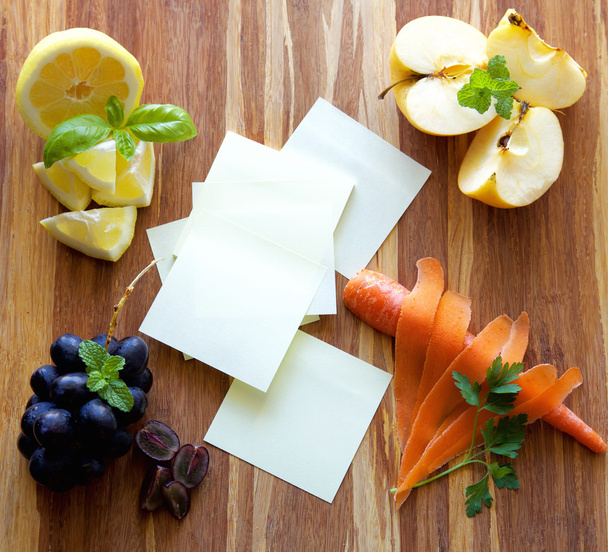 Publicar notas con frutas, verduras y hierbas en la tabla de cortar madera
 - Foto, Imagen