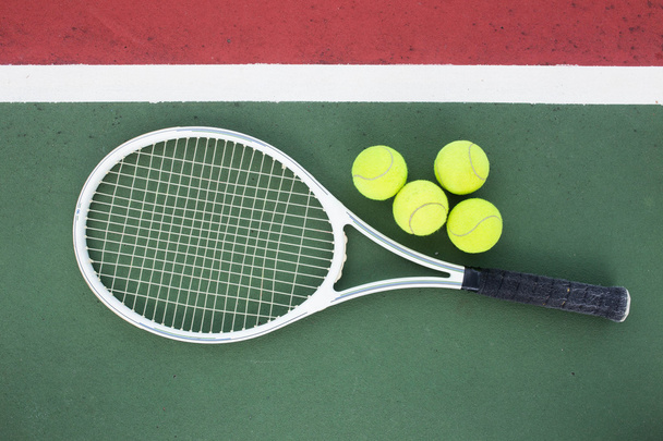 raquete de tênis e bolas na quadra de tênis - Foto, Imagem