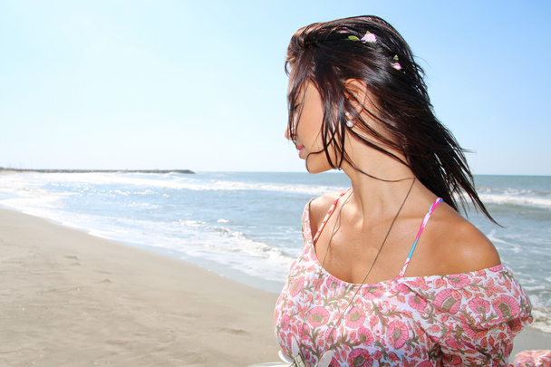 Junge Frau am Strand - Foto, Bild