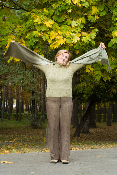 Aged woman in park - Valokuva, kuva