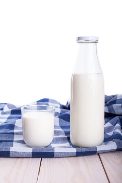 Γάλακτος, Κυπέλλου και μπουκάλι στο ξύλινο τραπέζι - Φωτογραφία, εικόνα