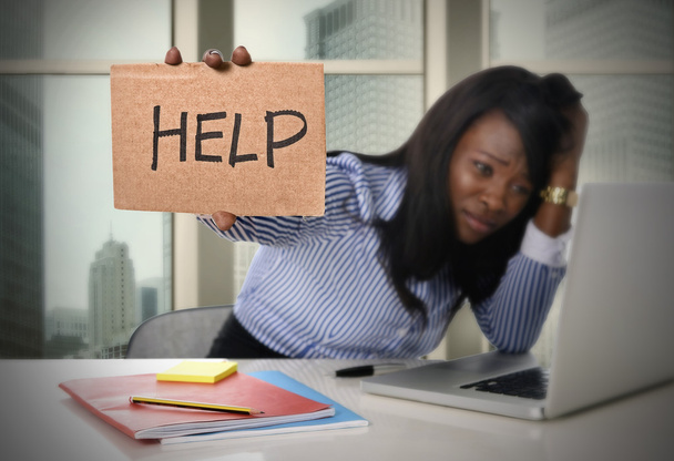 schwarzafrikanisch-amerikanische Ethnizität müde frustrierte Frau, die im Stress arbeitet und um Hilfe bittet - Foto, Bild