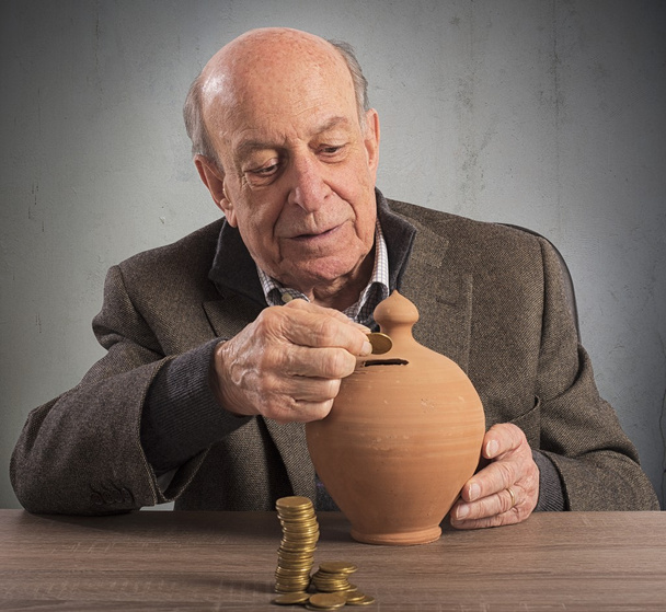 Anciano mantiene pensión en una hucha
 - Foto, Imagen