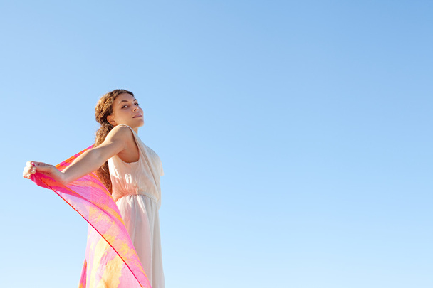Mujer elegante con tela de seda flotante
 - Foto, imagen