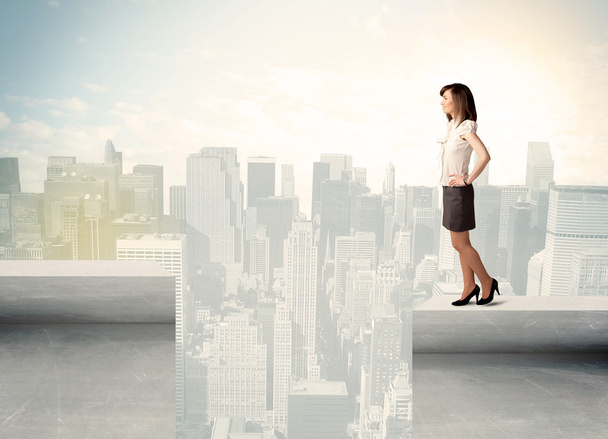 Businesswoman standing on the edge of rooftop - Photo, Image