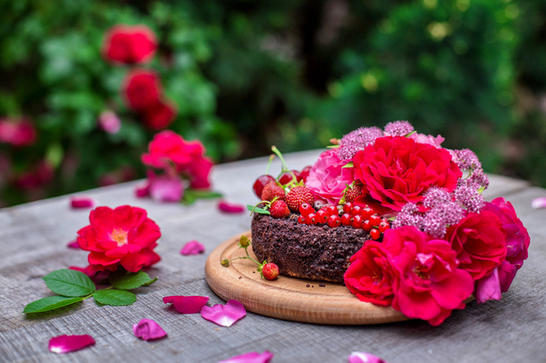 Cake decorated by berries and roses - Fotoğraf, Görsel