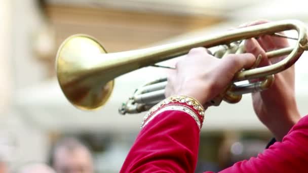 Kültéri trombitás - Felvétel, videó