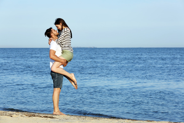 Beautiful young couple on beach - Foto, afbeelding