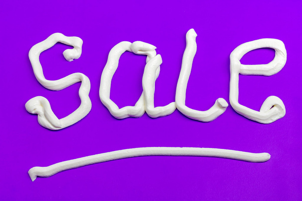 Sale sign on a purple background - Zdjęcie, obraz