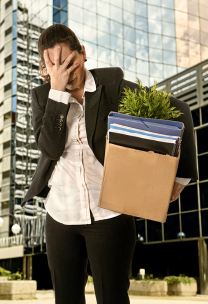 dühös üzleti nő szállító karton doboz kirúgták munkahely, szabadban, üzleti negyed - Fotó, kép