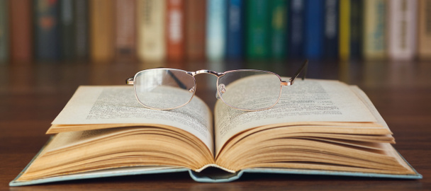 brýle na otevřené knize - Fotografie, Obrázek