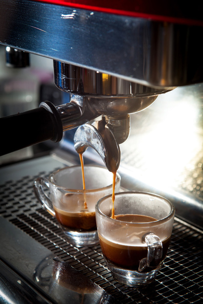 Шаг, делая кофе из кофейных зерен, стопку кофе эспрессо
 - Фото, изображение