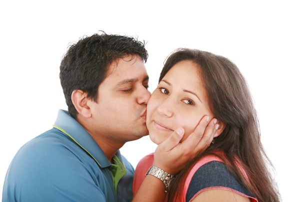 Retrato de mulher olhando para a câmera com o homem perto, beijando-a
 - Foto, Imagem