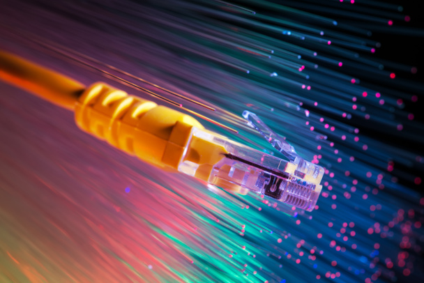 сетевой кабель с высокотехнологичным цветовым фоном - Фото, изображение