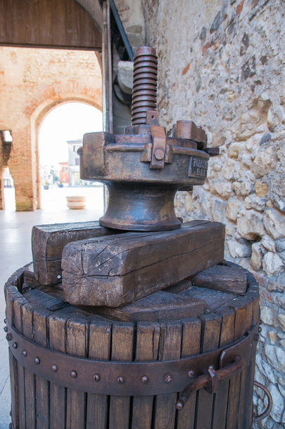 ancienne presse manuelle en bois utilisée pour presser les raisins et faire du vin
 - Photo, image