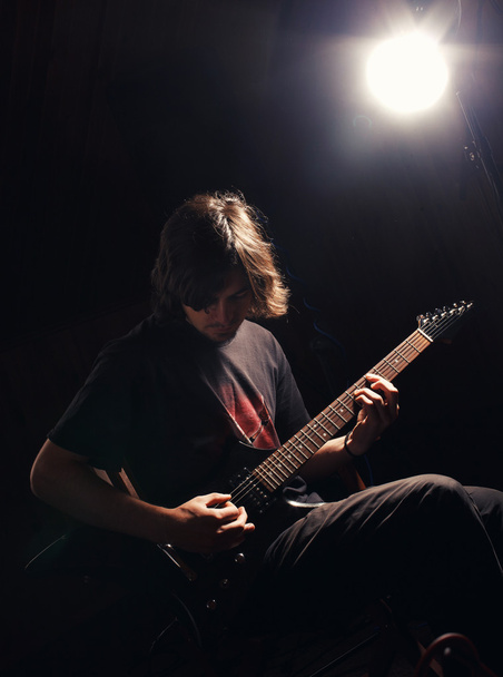 Jovem guitarrista tocar guitarra
 - Foto, Imagem