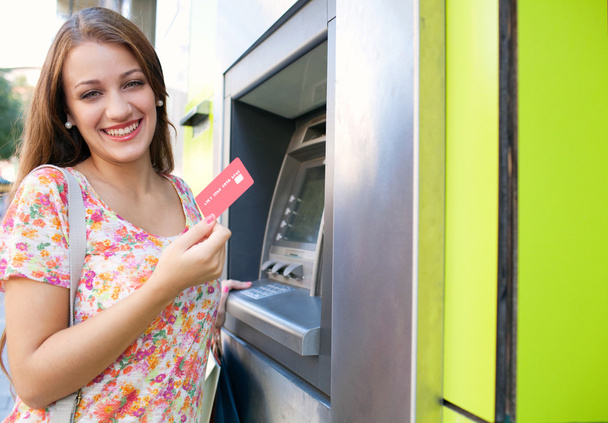 Femme utilisant un distributeur automatique de billets
 - Photo, image