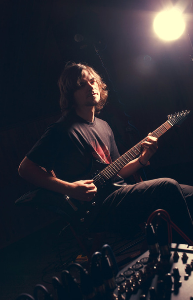 Молодий гітарист грає
 - Фото, зображення