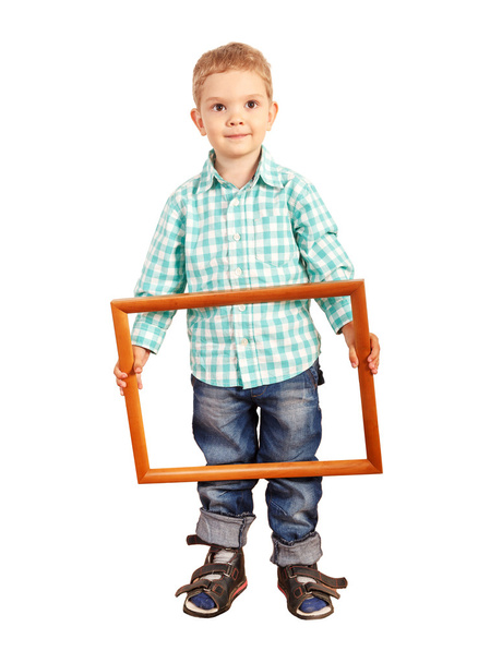 Kind hält hölzernen Bilderrahmen auf weißem Hintergrund - Foto, Bild