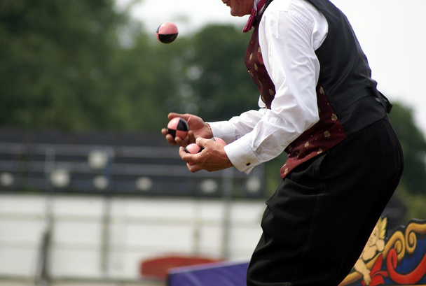 жонглювати кульками
 - Фото, зображення
