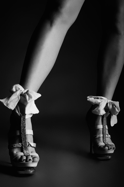Gambe femminili con bei tacchi alti
 - Foto, immagini