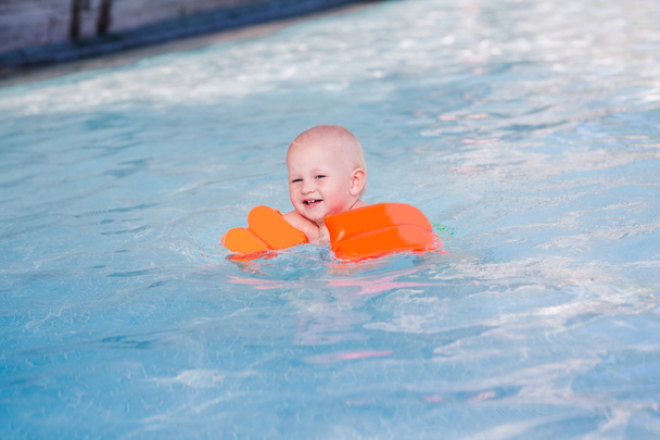 Cute little baby in swimming pool - Φωτογραφία, εικόνα