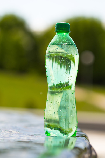 a palack víz - Fotó, kép