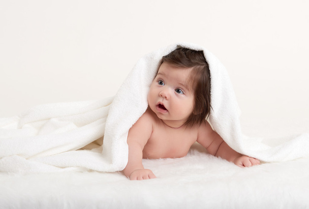 bebé feliz en blanco
 - Foto, imagen