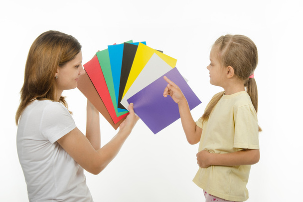 The child learns to identify colors - Φωτογραφία, εικόνα