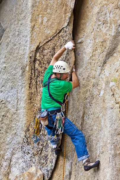 Альпинист борется со скалой
. - Фото, изображение