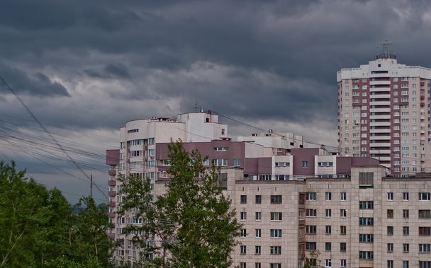 gray clouds over the urban landscape - Foto, Imagen