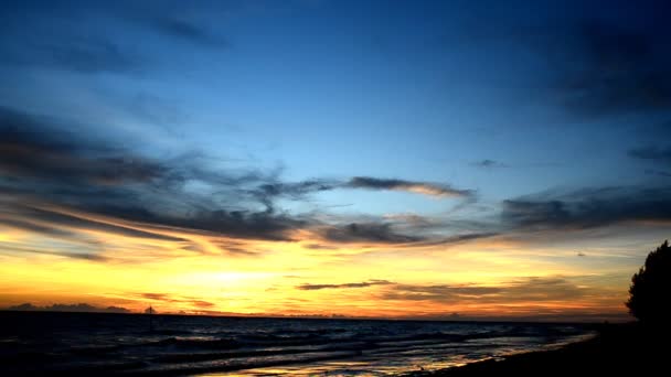 Gökyüzü ve beach Tayland akşam içinde - Video, Çekim