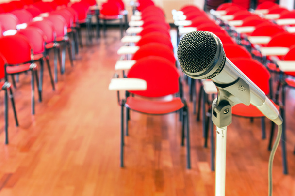 Крупним планом мікрофон у конференц-залі
 - Фото, зображення