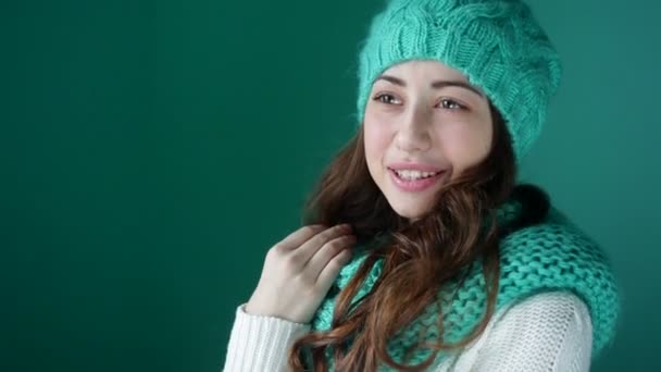 kaunis nuori nainen neulottu hattu poseeraa
 - Materiaali, video