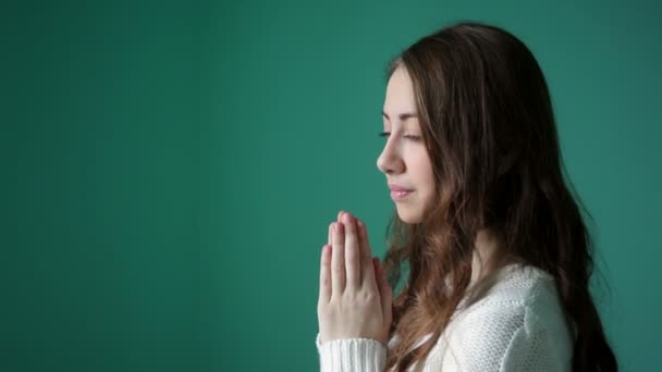 schöne junge Frau faltete ihre Hände im Gebet - Filmmaterial, Video