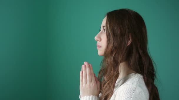 mooie jonge vrouw gevouwen haar handen in gebed - Video