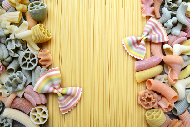 Σετ από διαφορετικά είδη πολύχρωμο ιταλικά ζυμαρικά στο ξύλινο τραπέζι - Φωτογραφία, εικόνα