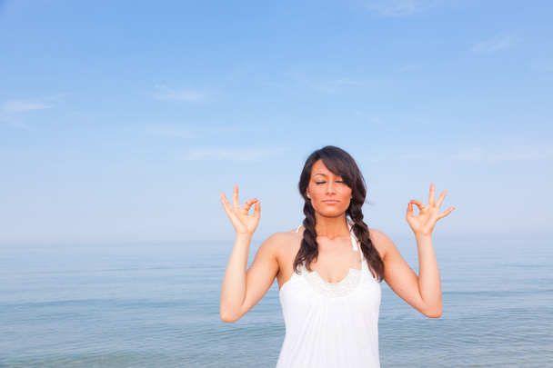 Mulher bonita fazendo exercícios de ioga no litoral
 - Foto, Imagem