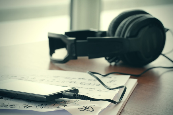 Lähikuva jack älypuhelimen kuulokkeet nuotteja pape
 - Valokuva, kuva