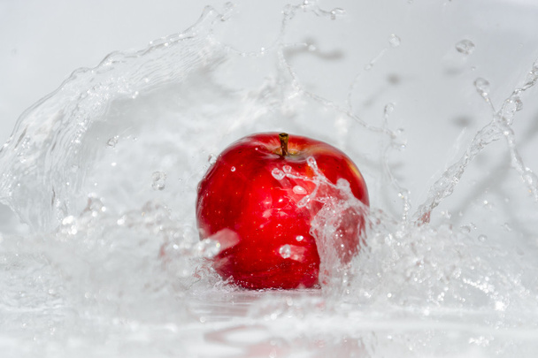 Punainen omena vedessä roiskeita
 - Valokuva, kuva