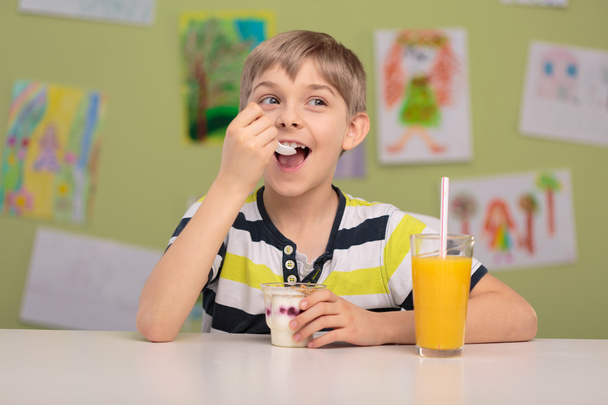 Child and healthy snack - Foto, immagini
