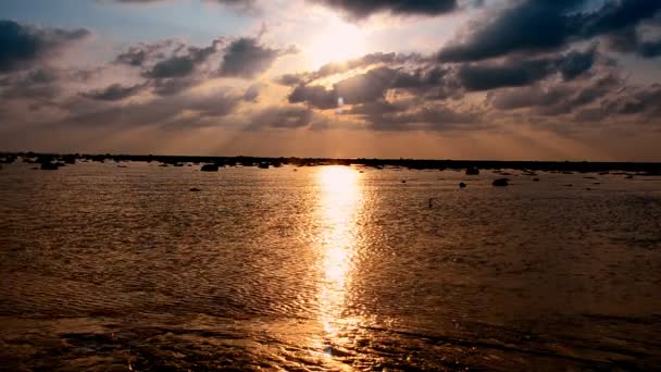 Onda in spiaggia in sera Thailandia
 - Filmati, video