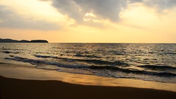 Fale na plaży w wieczór Tajlandia - Materiał filmowy, wideo